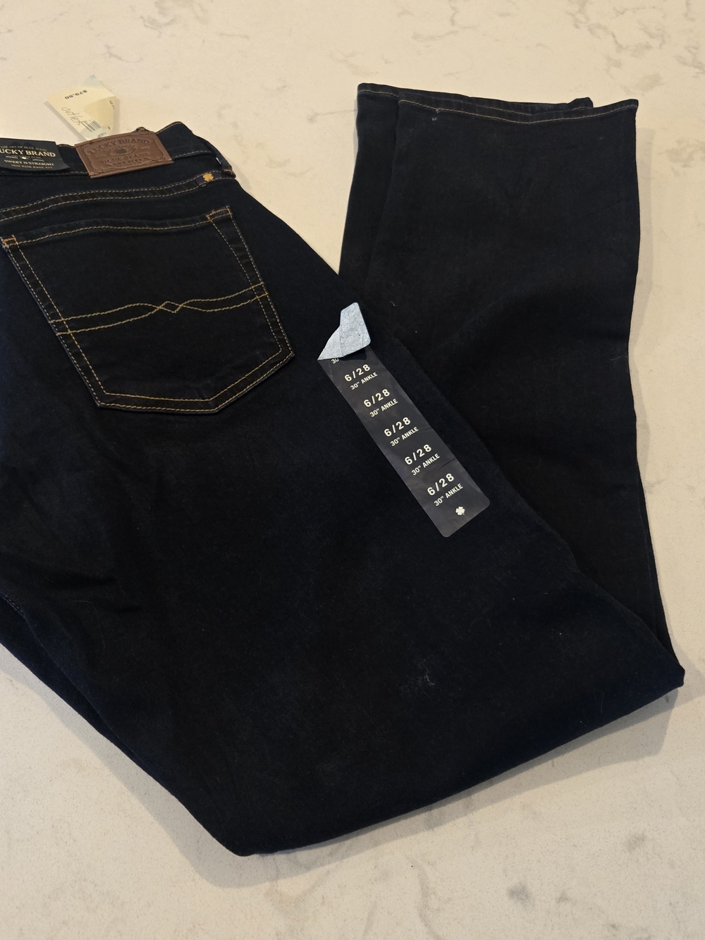 NWT Lucky Brand Women's Blue Straight Jeans. Color Placer